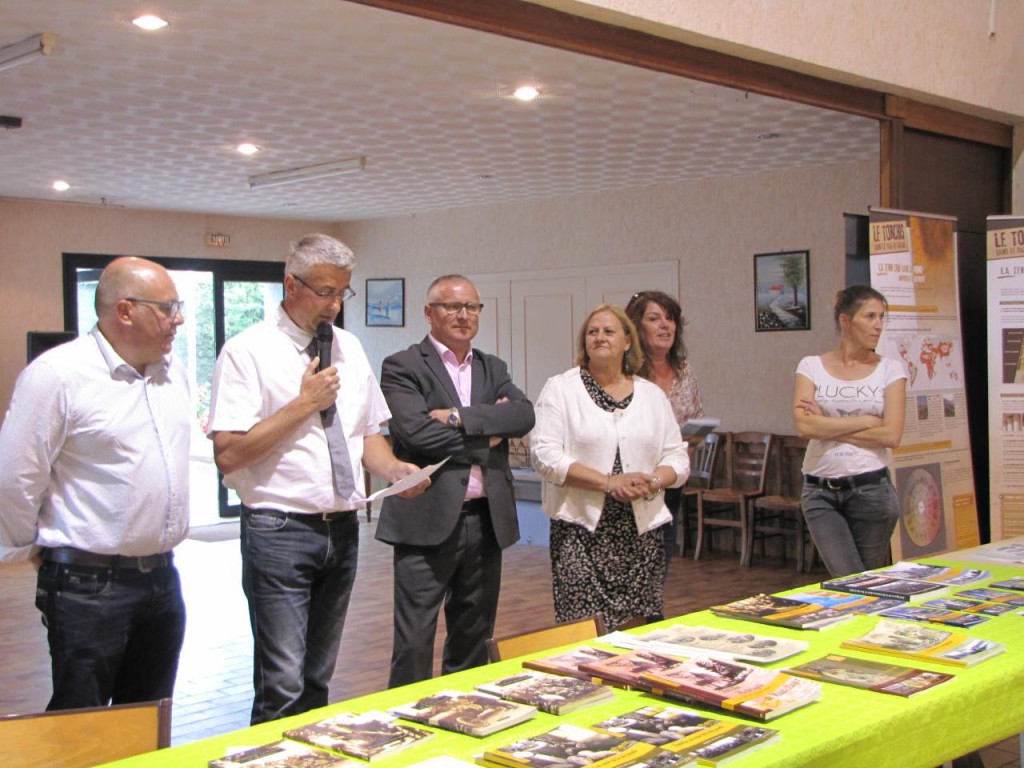 L'inauguration de l'exposition en présence de MM. les maires de Clenleu et Alette, M. Compiègne, président de la Communauté de communes du canton d'Hucqueliers, Mme Defosse chargée de la culture, Sophie Léger et Delphine Maeyaert