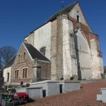 La silhouette atypique de l'église Saint-Crépin de Surques : elle a perdu son chœur et ses croisillons. Le rez-de-chaussée de sa tour reste sa partie la plus ancienne, dont les travaux ont été aidés en 1512 par François de Créquy-Douriez.