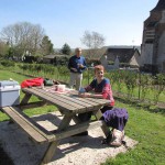 Pause déjeuner de nos recenseurs derrière l'église de Surques