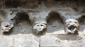 Modillons romans de l'église de Senlis. XIIIe siècle.