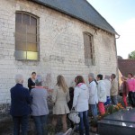 Delphine présentant les traces d'une ancienne nef disparue à l'église Saint-Martin