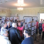 L'exposition de documents et photographies dans le salon