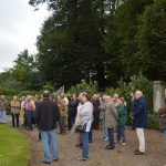 Dans la cour d'honneur du château de Parenty