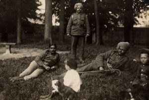 Soldats indiens sur les remparts de Montreuil (Coll. Jean Demont)