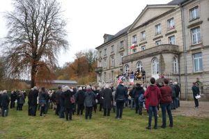 L'assemblée réunie devant le château