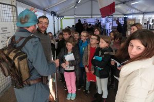 Marc Dubois, maire de Lebiez, détaillant l'équipement du "Poilu". 